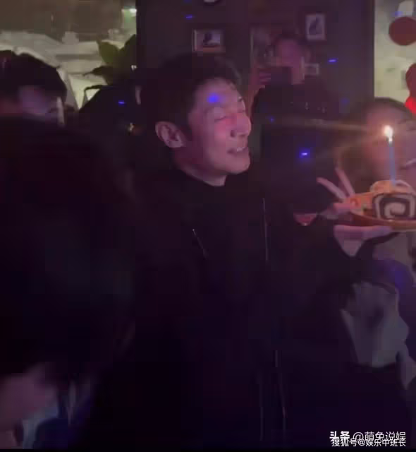 撒貝寧新疆遊玩,在酒吧慶生,與尼格買提跳舞,李白笑得一臉寵溺