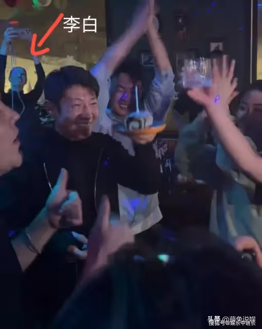 撒貝寧新疆遊玩,在酒吧慶生,與尼格買提跳舞,李白笑得一臉寵溺