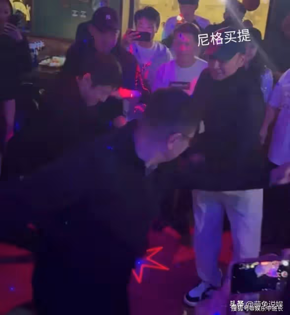 撒貝寧新疆遊玩,在酒吧慶生,與尼格買提跳舞,李白笑得一臉寵溺