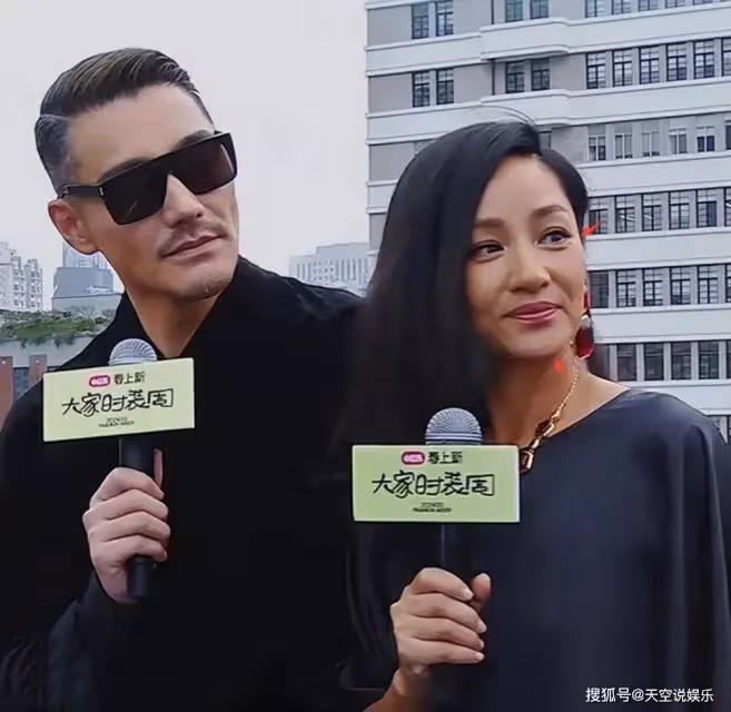 52歲瞿穎和胡兵罕見合體走秀,兩人搭配默契!被網友撮合:在一起