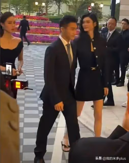 奚夢瑤夫婦亮相活動,女方氣場太強,何猷君一路牽著老婆不撒手
