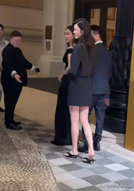 奚夢瑤夫婦亮相活動,女方氣場太強,何猷君一路牽著老婆不撒手