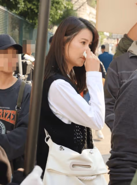 42歲TVB女星當街拍親熱戲!大5歲老公直言:不要似《婚後事》太激