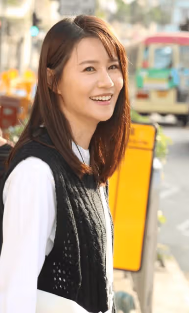 42歲TVB女星當街拍親熱戲!大5歲老公直言:不要似《婚後事》太激