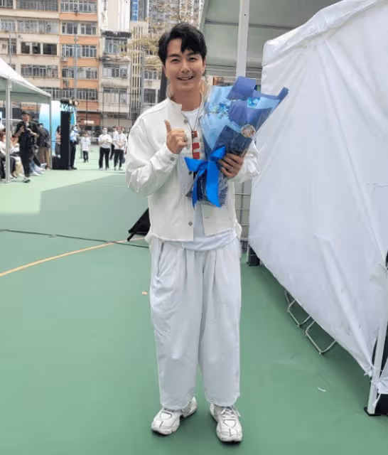 42歲TVB女星當街拍親熱戲!大5歲老公直言:不要似《婚後事》太激