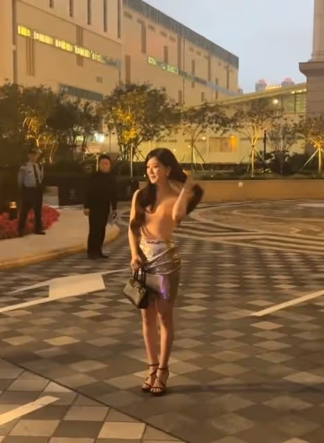 趙露思最新生圖惹爭議!禮裙太小險走光,精修生圖反差太大!