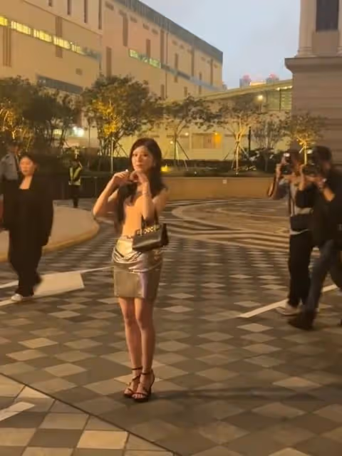 趙露思最新生圖惹爭議!禮裙太小險走光,精修生圖反差太大!