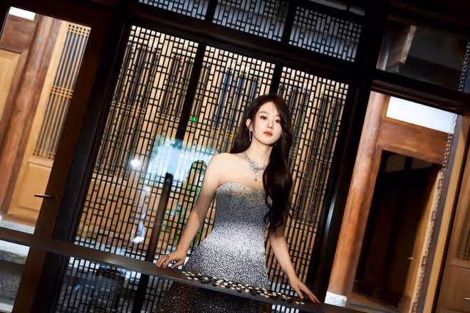 36歲趙麗穎最新活動照，穿抹胸鏤空裙美成女王，不菲首飾超搶鏡