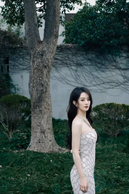 36歲趙麗穎最新活動照，穿抹胸鏤空裙美成女王，不菲首飾超搶鏡