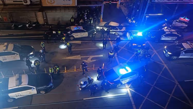 畫面曝光！桃園爆發警匪槍戰　警員中彈倒地仍開槍反擊
