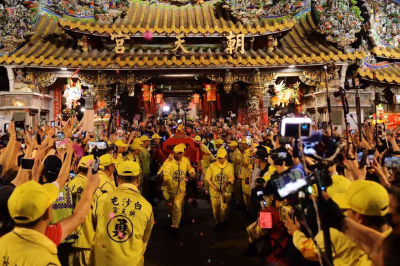 白沙屯媽祖要回家了！凌晨「進火」後起駕　32小時急行軍返苗栗