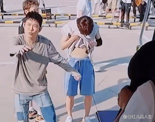 鹿晗上五哈節目被粉絲髮現腹肌沒了