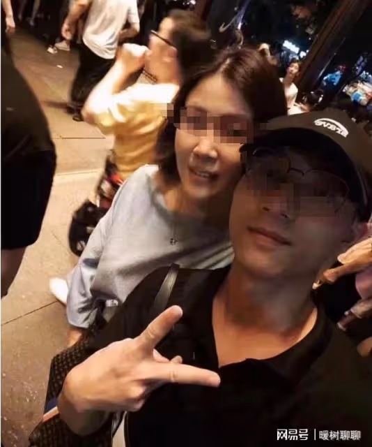 曝南航45歲女教授與男學生同居,街邊不雅照流出,大量隱私被扒!