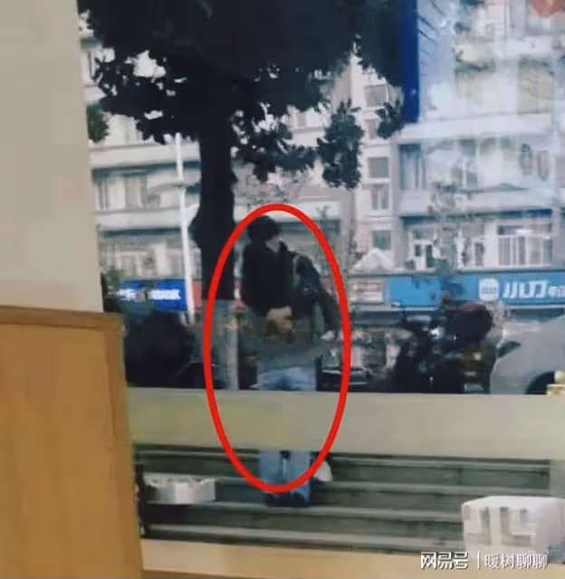 曝南航45歲女教授與男學生同居,街邊不雅照流出,大量隱私被扒!