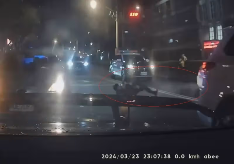 警匪槍戰｜他跳針5次狂轟「警吃案」：媽媽跪求也不給