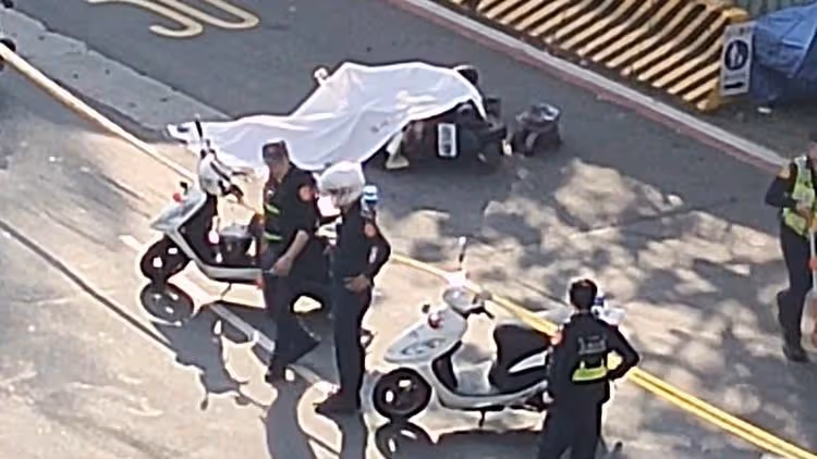 土城死亡車禍！鵝肉店前砂石車輾死女騎士　目擊者尖叫圍觀