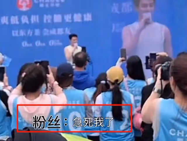 續翟瀟聞說錯霸王茶姬後,團員夏之光也口誤!網友:誰來抱抱茶王