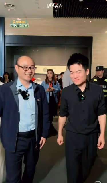 董宇輝湖北行首日光彩奪目,俞敏洪合影慘遭無視,樂在臉尬在心!