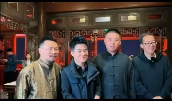董宇輝湖北行首日光彩奪目,俞敏洪合影慘遭無視,樂在臉尬在心!