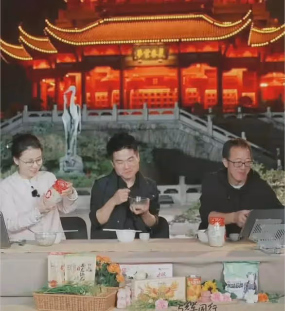 董宇輝湖北行首日光彩奪目,俞敏洪合影慘遭無視,樂在臉尬在心!