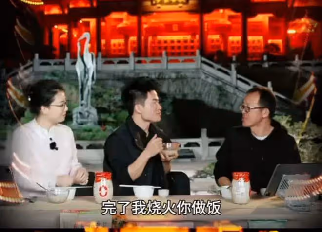 黃鶴樓上,俞敏洪盡顯尷尬,董宇輝情商高輕鬆化解他的尷尬!