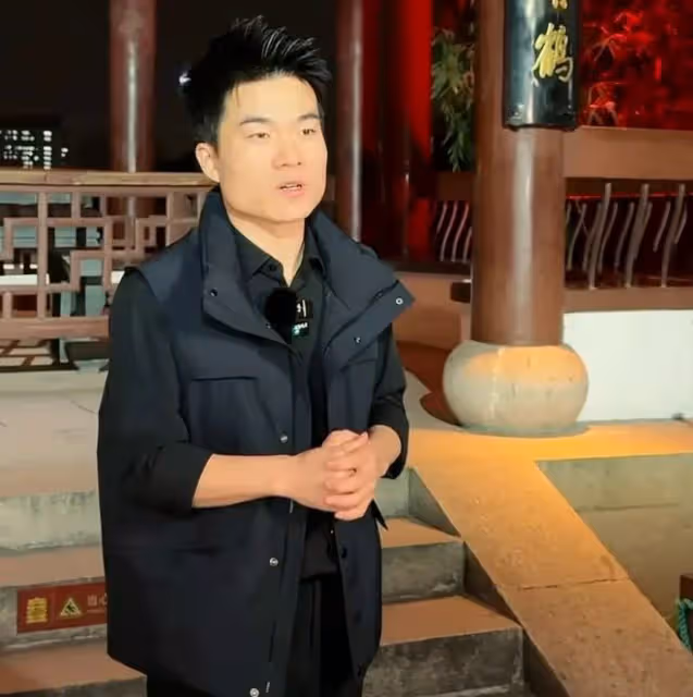 黃鶴樓上,俞敏洪盡顯尷尬,董宇輝情商高輕鬆化解他的尷尬!