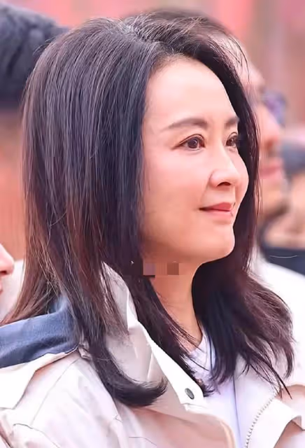 王艷復出進組與多位演員同框,撩頭髮小動作不斷,透著些許不自信