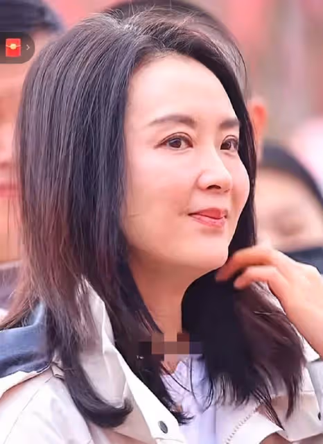 王艷復出進組與多位演員同框,撩頭髮小動作不斷,透著些許不自信