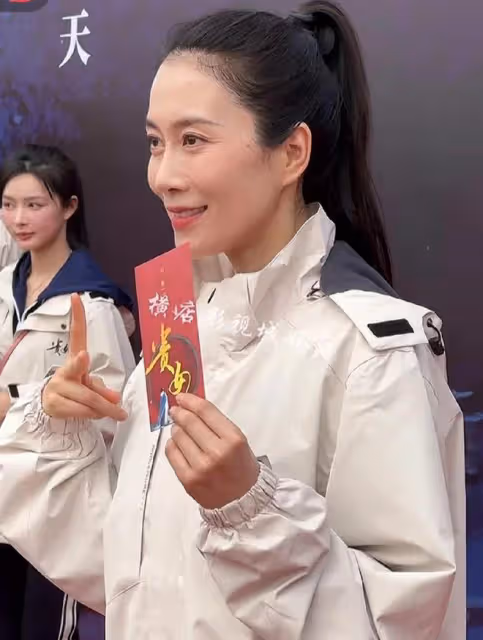 王艷復出進組與多位演員同框,撩頭髮小動作不斷,透著些許不自信