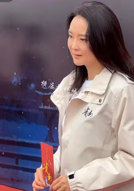 王艷復出進組與多位演員同框,撩頭髮小動作不斷,透著些許不自信