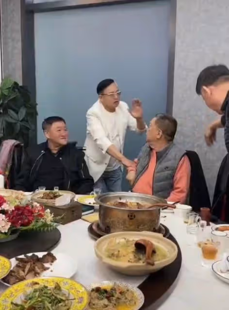 京圈大佬聚會！翟大飛喧賓奪主，孟凡貴面露不悅，「瞎寶慶」堆笑