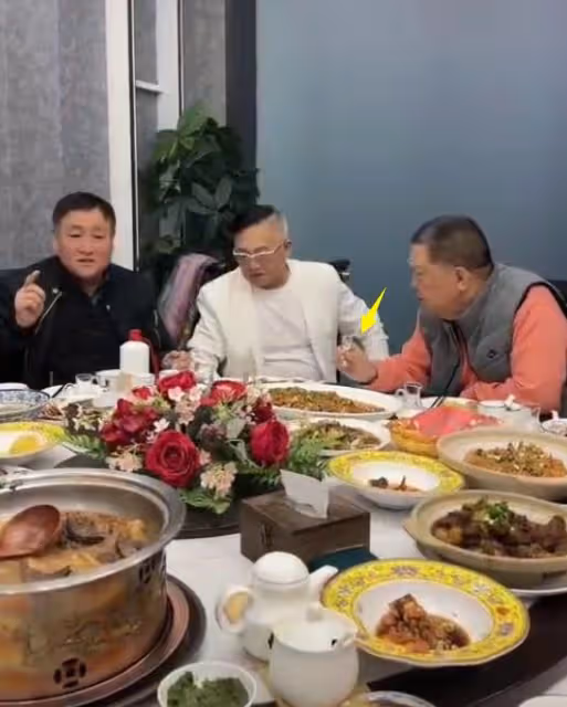京圈大佬聚會！翟大飛喧賓奪主，孟凡貴面露不悅，「瞎寶慶」堆笑