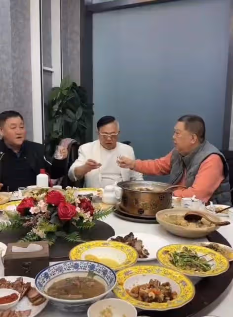 京圈大佬聚會！翟大飛喧賓奪主，孟凡貴面露不悅，「瞎寶慶」堆笑