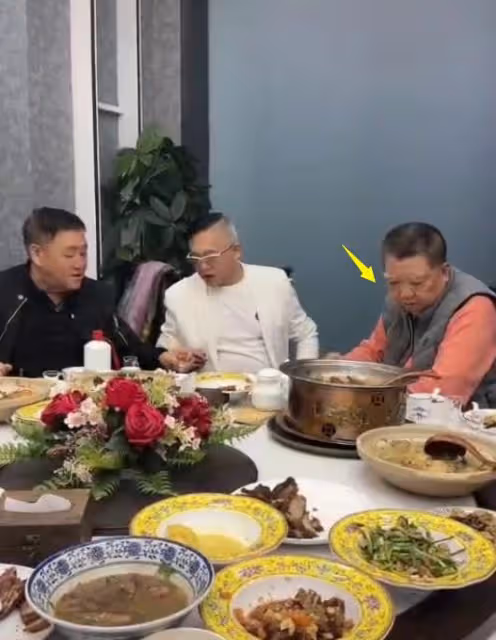 京圈大佬聚會！翟大飛喧賓奪主，孟凡貴面露不悅，「瞎寶慶」堆笑