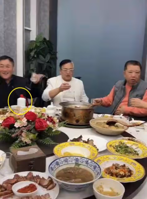 京圈大佬聚會！翟大飛喧賓奪主，孟凡貴面露不悅，「瞎寶慶」堆笑