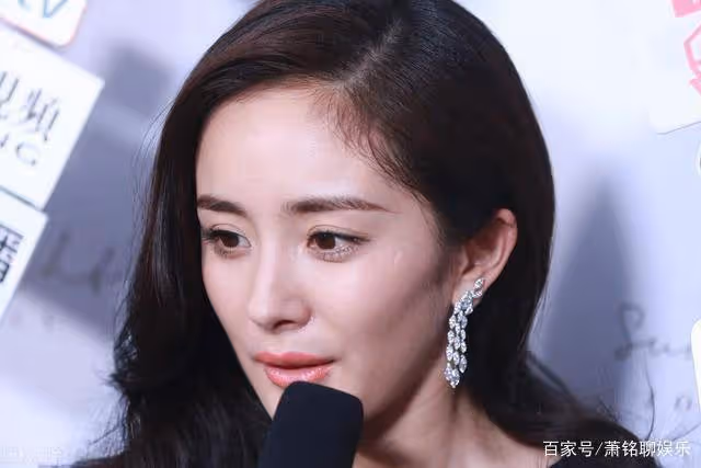 6歲出道為替母還債,因演哭戲一夜成名,如今23歲的她美到認不出