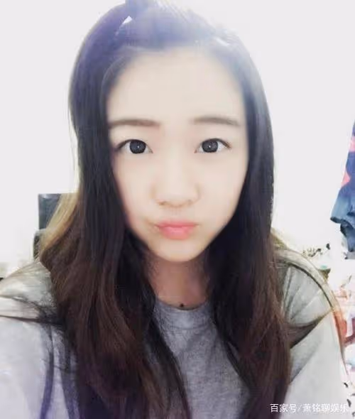 6歲出道為替母還債,因演哭戲一夜成名,如今23歲的她美到認不出
