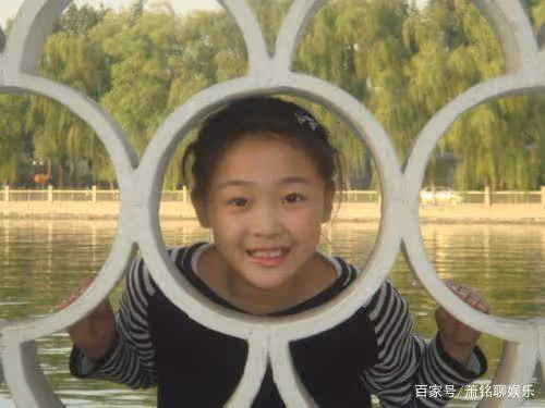 6歲出道為替母還債,因演哭戲一夜成名,如今23歲的她美到認不出
