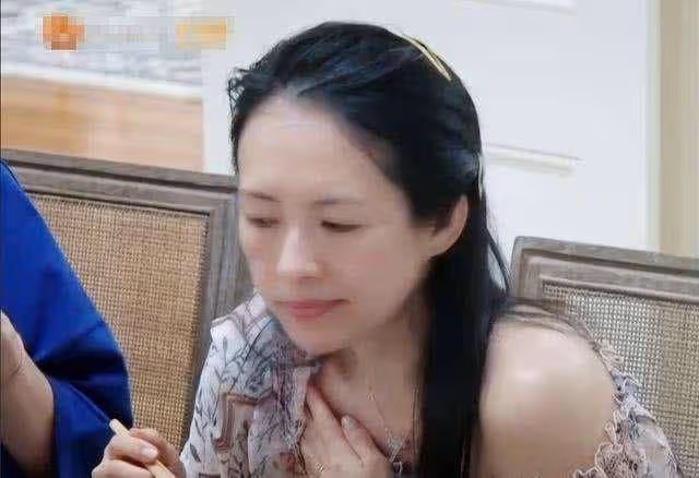 卸妝後的章子怡就是一個普通人,眉毛淡臉發黃,不過氣質還是在的