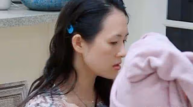 卸妝後的章子怡就是一個普通人,眉毛淡臉發黃,不過氣質還是在的