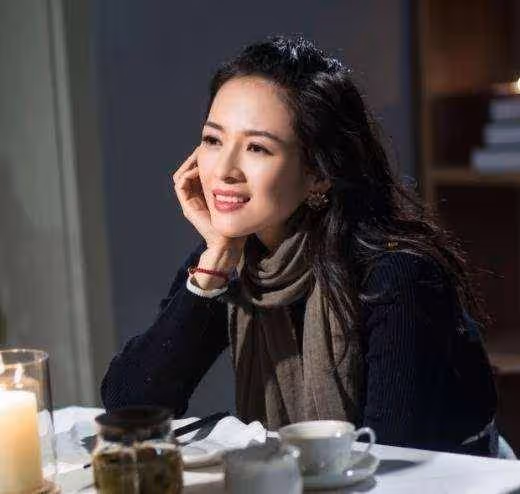 卸妝後的章子怡就是一個普通人,眉毛淡臉發黃,不過氣質還是在的