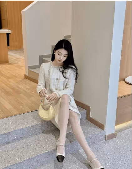 小香風外套搭配半身筒裙,展現出優雅大氣的氣質,散發御姐范兒!