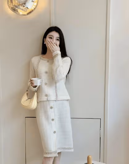 小香風外套搭配半身筒裙,展現出優雅大氣的氣質,散發御姐范兒!