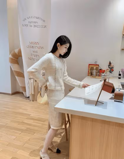 小香風外套搭配半身筒裙，展現出優雅大氣的氣質，散發御姐范兒！