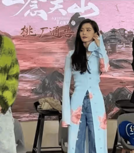 劉詩詩暴瘦成「紙片人」,穿修身長裙還能塞進一條闊腿褲,沒想到很美