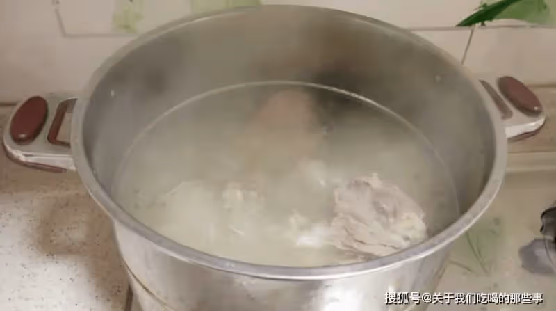 燉羊肉,最忌直接焯水,牢記3個技巧,肉嫩湯鮮,濃白好喝