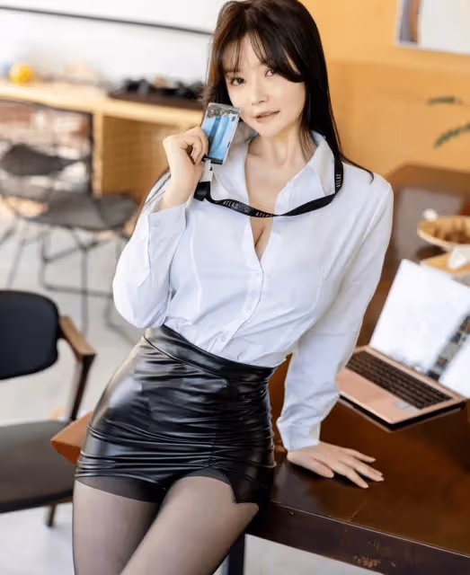 白襯衫配皮裙：清純與性感交織，婀娜身段嫵媚展現，魅力無與倫比！