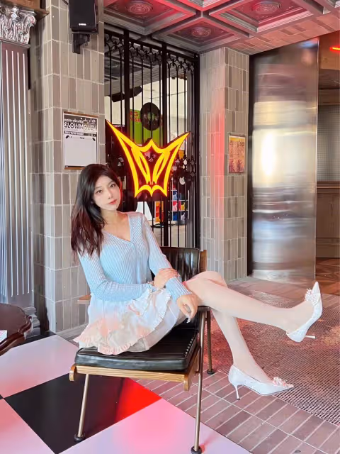 一瞥白絲弔帶襪與高跟的完美結合，性感爆表！