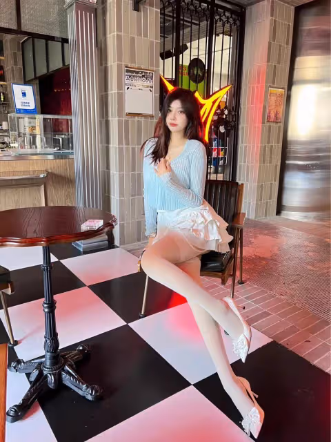 一瞥白絲弔帶襪與高跟的完美結合,性感爆表!