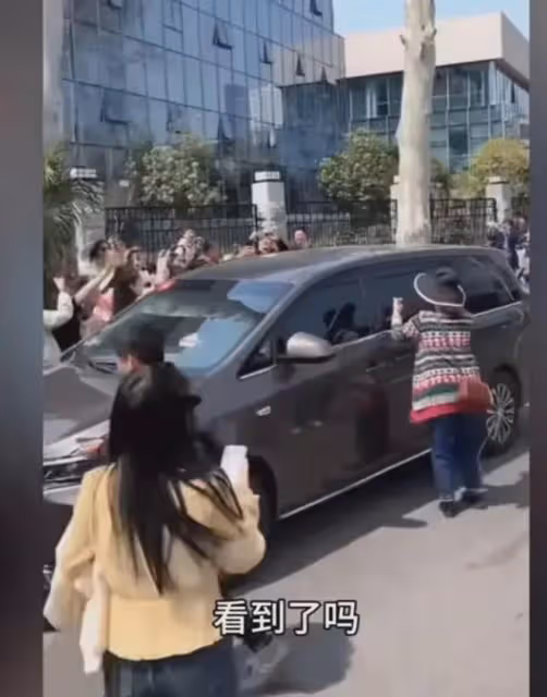 董宇輝的粉絲有多恐怖！摸手，接機，攔車嚇得董宇輝車窗都不敢開